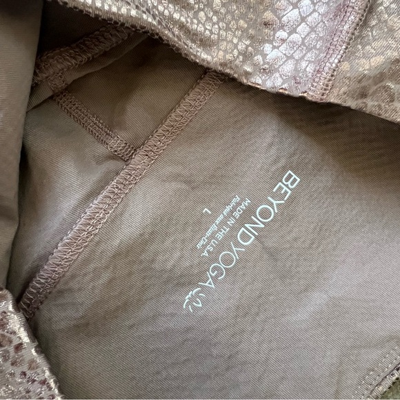 Beyond yoga tan pearlescent leopard legging - Picture 3 of 4